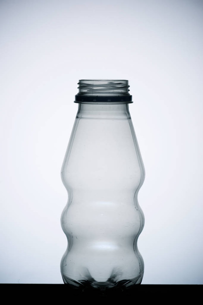 Vista da garrafa de água
 - Foto, Imagem