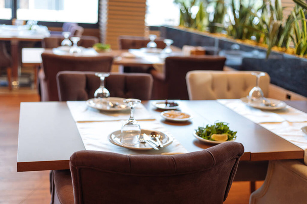 Restaurante de estilo griego o turco interior o exterior cena o mesa de almuerzo con ensaladas y aperitivos. Configuración de mesa de cena
 - Foto, imagen