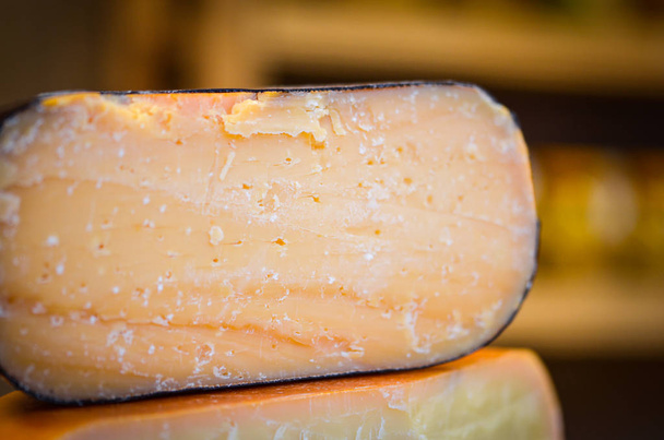 queijo artesanal vista de perto dentro do mercado de natal em Praga
 - Foto, Imagem