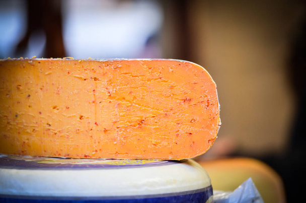 queijo artesanal vista de perto dentro do mercado de natal em Praga
 - Foto, Imagem