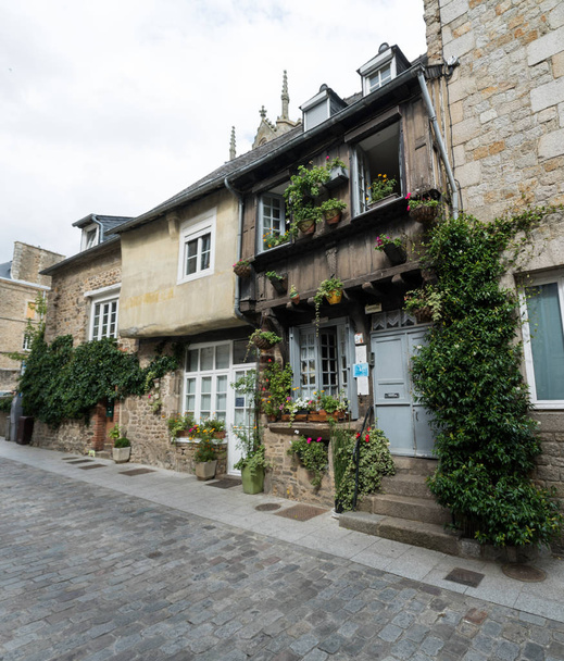 vista das casas históricas de meia-madeira e pedra na rua Rue du Petit Fort, na cidade velha de Dinan, na Bretanha
 - Foto, Imagem