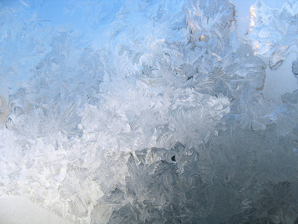 Modello gelido a un vetro di finestra invernale
 - Foto, immagini