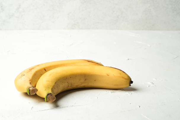 Bananas ugli em um espaço de cópia de fundo leve
. - Foto, Imagem