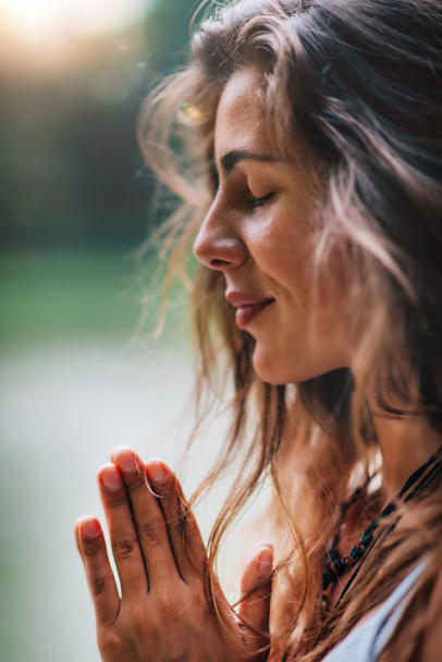 Mladá žena medituje, cvičí jógu v přírodě. Ruce v modlitební poloze. - Fotografie, Obrázek