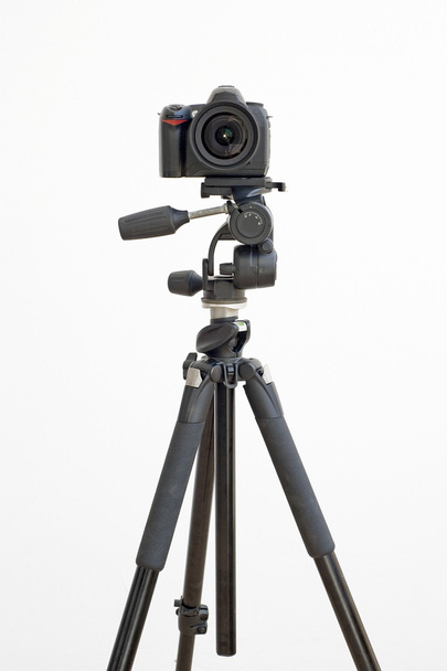 Цифровая SLR камера на штативе на белом
 - Фото, изображение