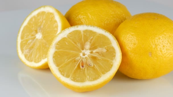 Limón amarillo jugoso fresco maduro sobre fondo blanco rotar
 - Metraje, vídeo