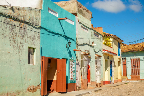 Старовинні карибські барвисті будинки, через дорогу в центрі Т. - Фото, зображення