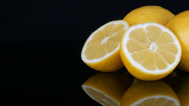 Érett friss lédús sárga citrom fekete háttér - Felvétel, videó
