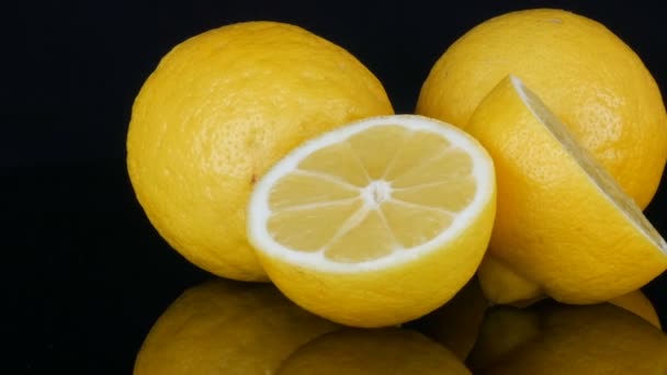 Rijp verse sappige gele citroen op zwarte achtergrond roteren - Video
