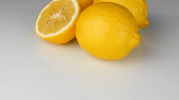 reife frische saftige gelbe Zitrone auf weißem Hintergrund drehen - Filmmaterial, Video