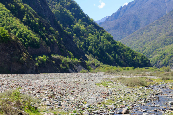 Río de montaña en las montañas del Cáucaso - Foto, imagen