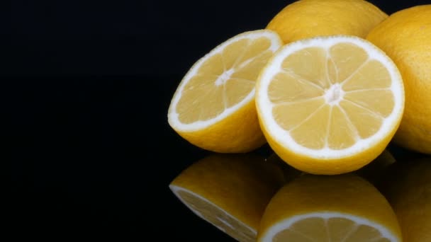 reife frische saftige gelbe Zitrone auf schwarzem Hintergrund - Filmmaterial, Video
