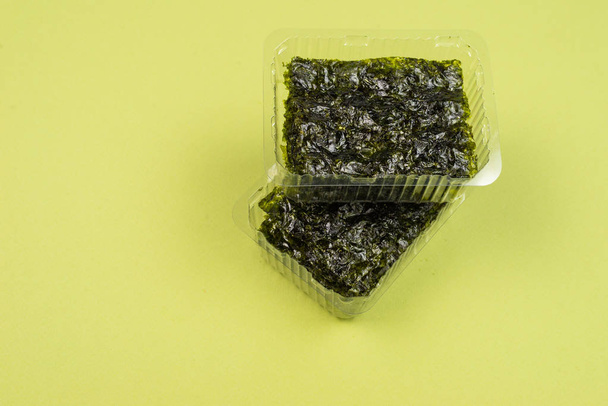 Algues Nori sur fond vert
.  - Photo, image