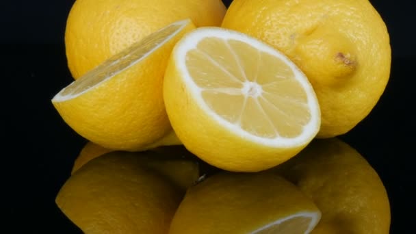 黒の背景に新鮮なジューシーな黄色のレモンを熟す回転 - 映像、動画