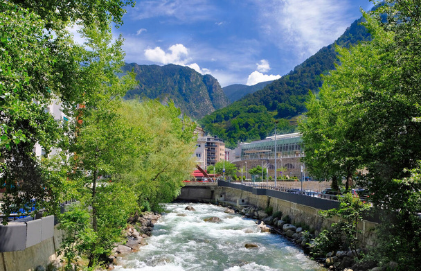 ANDORRA LA VELLA, ANDORRA. Fiume Valira a Andorra la Vella, Andorra. Gran Valira è il più grande fiume che scorre attraverso la capitale situata nei Pirenei orientali
 - Foto, immagini