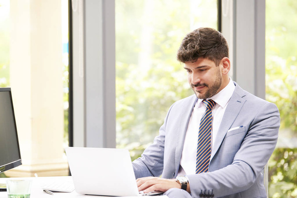 Businessman working on laptop in the office  - Foto, Bild