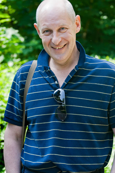 Sorrindo homem adulto caminha em um parque de verão
 - Foto, Imagem