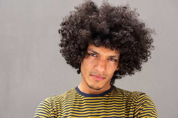 Gros plan portrait d'un jeune homme nord-africain sérieux qui regarde fixement
 - Photo, image