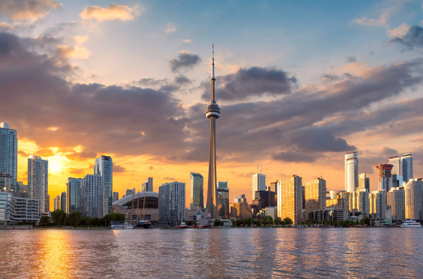 Upeat näkymät Toronto City horisonttiin auringonlaskun aikaan, Toronto, Ontario, Kanada
. - Valokuva, kuva