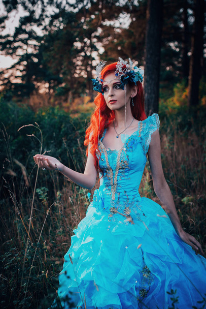 Fairy in the autumn forest - Foto, afbeelding