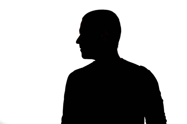 Silhouette de dos adulte de l'homme regardant loin en studio
 - Photo, image