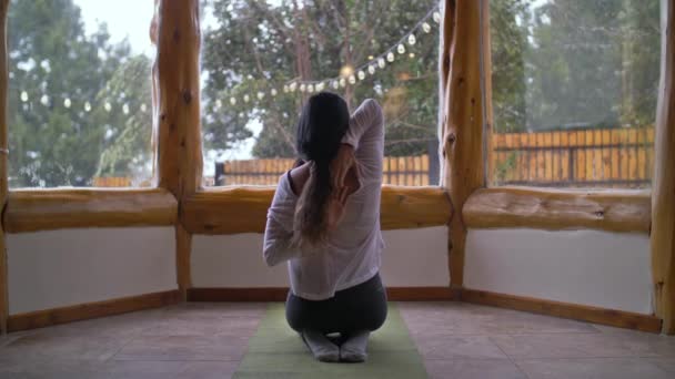Frau praktiziert im Winter Yoga drinnen - Filmmaterial, Video