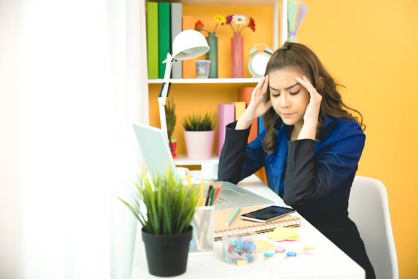 Молодая красивая женщина с головной болью работает за компьютером на дому
 - Фото, изображение