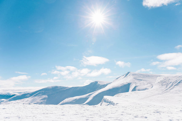 Zimowy krajobraz. Piękne góry pokryte śniegiem, ukraiński Ca - Zdjęcie, obraz