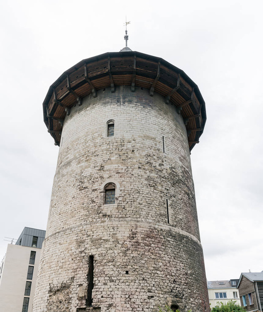 vista de la torre Juana de Arco en Rouen en Normandía
 - Foto, imagen