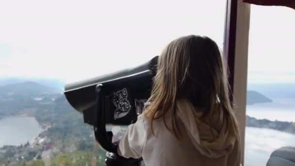 Κοριτσάκι βλέποντας τοπίο χρησιμοποιώντας έναν θεατή - Πλάνα, βίντεο