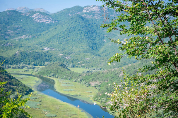 Montenegro, rio Crnojevica no parque nacional
 - Foto, Imagem