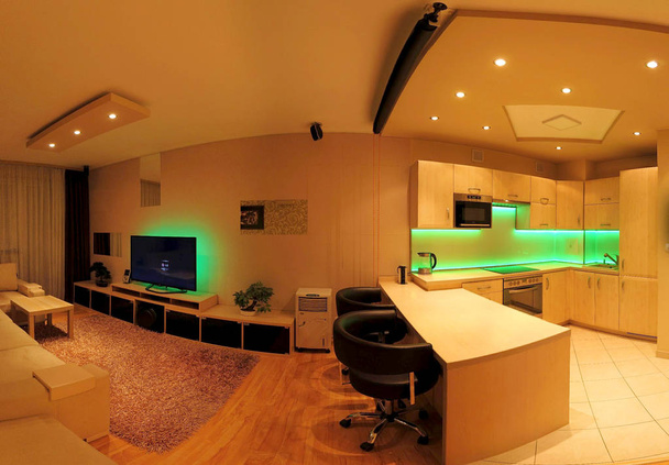WROCLAW, POLONIA - 17 DE NOVIEMBRE DE 2019: Moderna cocina de lujo con muebles a medida y vidrio retroiluminado led RGB. Interior de un apartamento privado en Wroclaw, Polonia
. - Foto, imagen