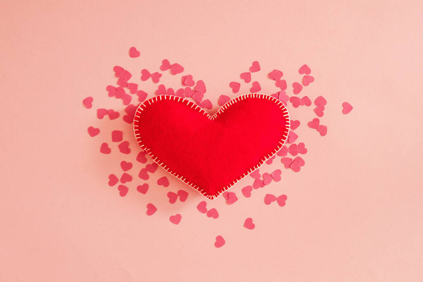 romantic greeting card red handmade felt heart - Foto, imagen