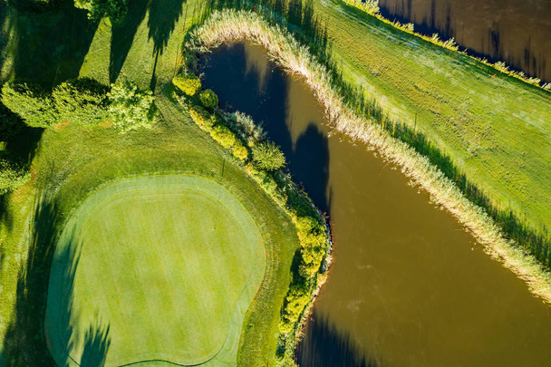 вид з повітря на поле для гольфу
 - Фото, зображення