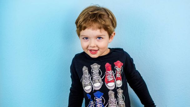 adorabile piccolo ragazzo di tre anni con espressione viso carino
  - Foto, immagini