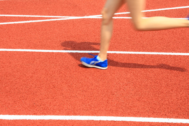 Leikkikentällä juoksevat urheilijat
 - Valokuva, kuva