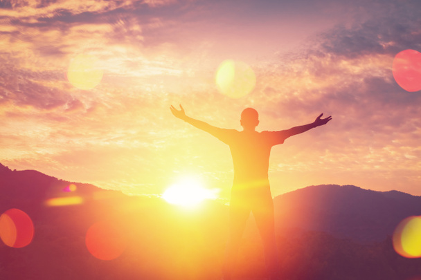 Kopie Raum des Menschen steigen Hand oben auf Berg und Sonnenuntergang Himmel abstrakten Hintergrund. - Foto, Bild