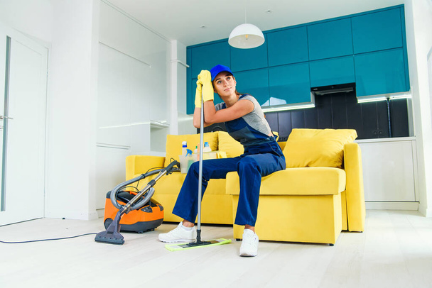 Nahaufnahme einer müden Frau nach der Hausarbeit - Foto, Bild