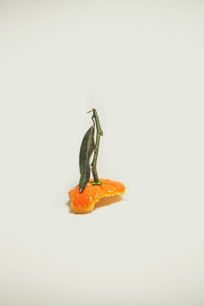 Sweet tangerines of orange color with a green leaf on a white background - Foto, Imagem