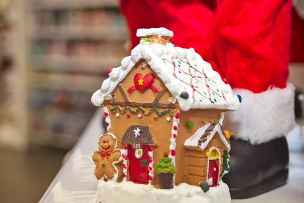 Gingerbread house in the shopping mall is one of the main Christmas symbols. - Fotografie, Obrázek