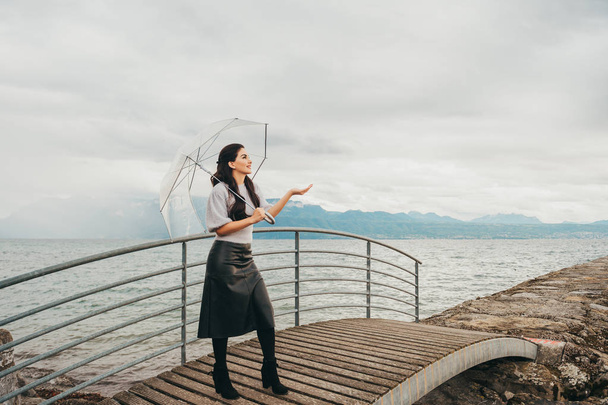 Retrato al aire libre de mujer joven bajo la lluvia, con paraguas, imagen de estilo de moda
 - Foto, Imagen