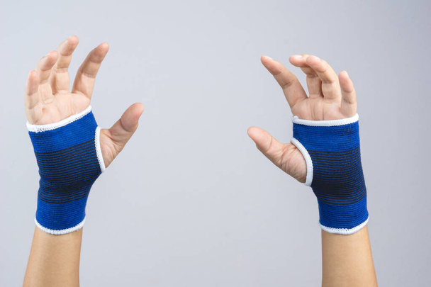 Hand wearing elastic hand and wrist support - Foto, Bild