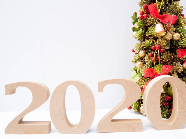 2020 ξύλινο χαρακτήρα και χριστουγεννιάτικο δέντρο με διακόσμηση σε λευκό φόντο, έχουν μια ωραία διακοπές σε αυτά τα Χριστούγεννα και το Νέο Έτος - Φωτογραφία, εικόνα