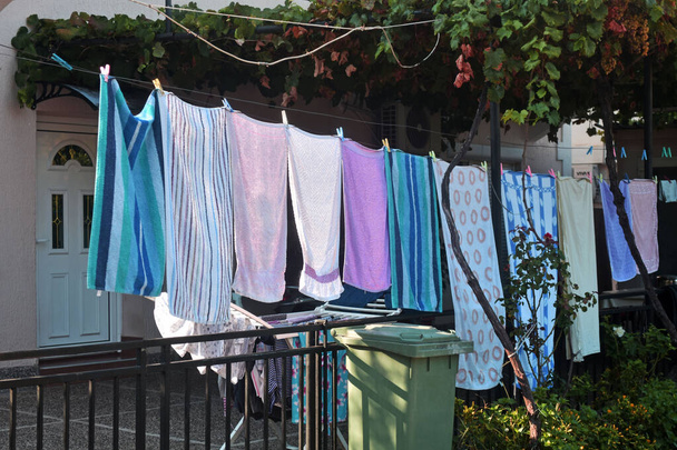 Línea de lavado con ropa de secado al aire libre. Ropa que cuelga de la línea de lavado
. - Foto, Imagen