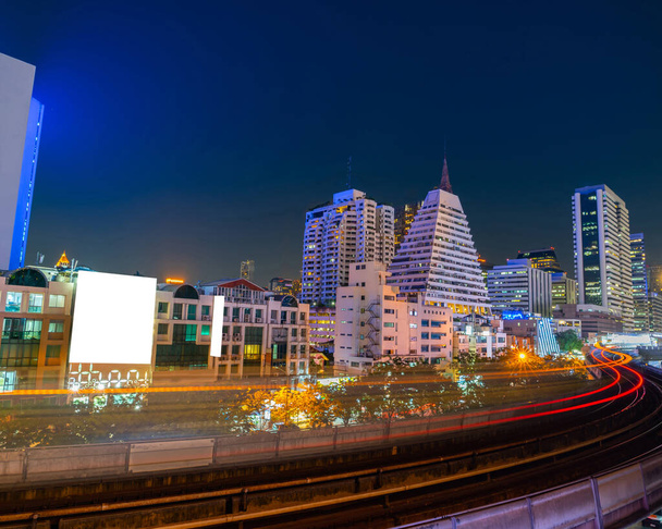 Небесный поезд в ночной сцене - дальний свет. Бангкок, Тха
 - Фото, изображение