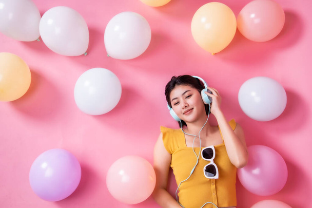 asiático belleza chica con colorido aire globos riendo más rosa
  - Foto, imagen