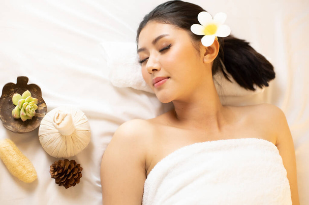 Asian Beautiful, młoda i zdrowa kobieta w salonie spa. Masaż t - Zdjęcie, obraz