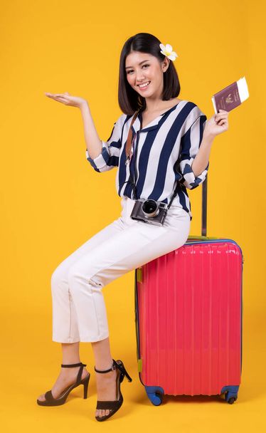 Tourist woman in summer casual clothes.Asian Smiling woman .Pass - Foto, imagen