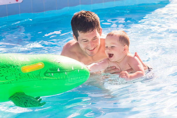 Vater mit Sohn im Schwimmbad. Vatertag - Foto, Bild