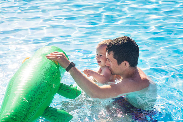 Padre con figlio in piscina. Festa del papà
 - Foto, immagini